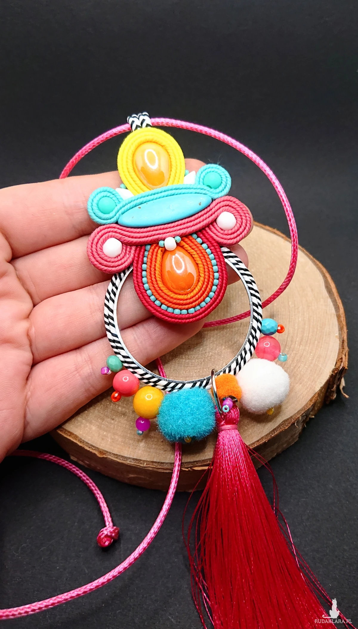 Kolorowy wisior sutasz z chwostem 2